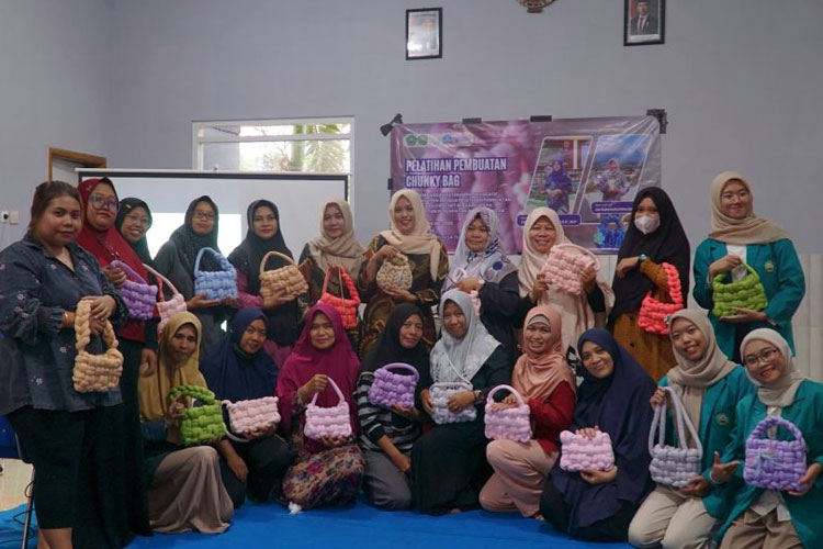 Dosen Fakultas Pertanian Unisma Malang menyelenggarakan pelatihan pembuatan chunky bag crochet kepada ibu-ibu PKK Kelurahan Tlogomas