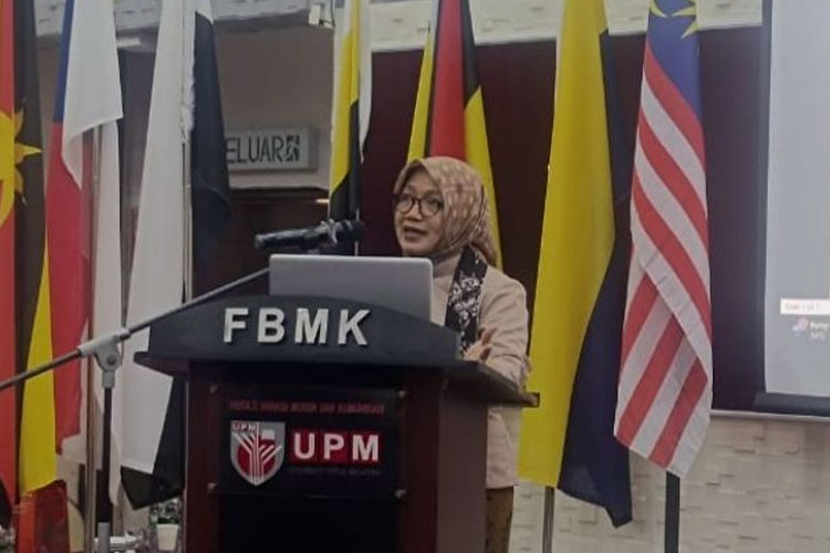 Dosen PBSI Unisma Malang saat menjadi pemakalah dalam seminar Sastera Kanak-Kanak dan Remaja Ke-14 di Universiti Putra Malaysia (UPM)