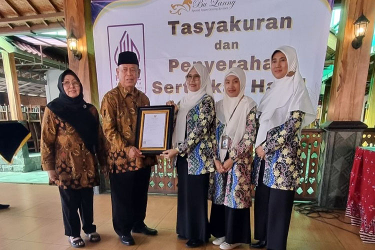 LPH Unisma Malang menghadiri tasyakuran dan penyerahan sertifikat halal Rumah Makan Bu Lanny Kediri