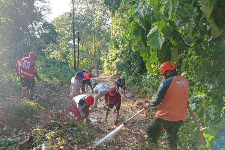 Tutup Akses Keluar Masuk Desa Pujiharjo Malang, Longsor Akibat Luapan Banjir Kini Dibersihkan
