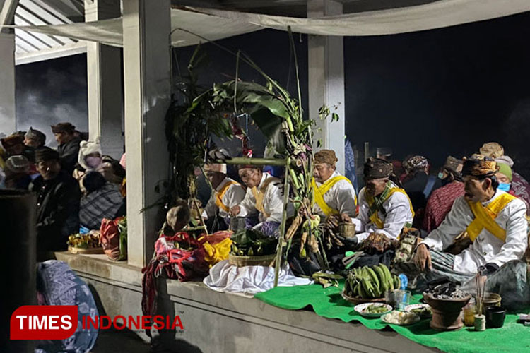 Dukun-Tengger-memimpin-ritual.jpg