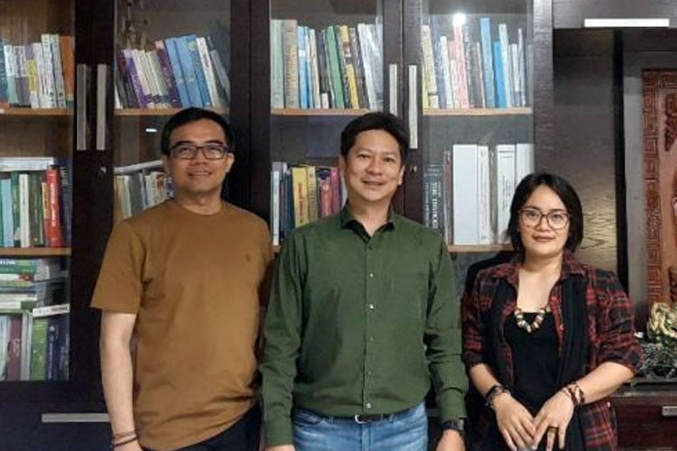 Founder BCR Dhavid Avandijaya Wartono bersama Praktisi BCR Samuel Adi Nugroho dan praktisi life coaching Dewi Purboratih saat sesi BCR di Klinik Lineation Centre Bandung, Sabtu (14/6/2025).(Dok.Lineation)