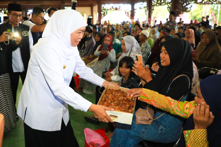 Gubernur-Khofifah-saat-menyerahkan-bantuan-kepada-masyarakat-di-Pamekasan-B-1.jpg
