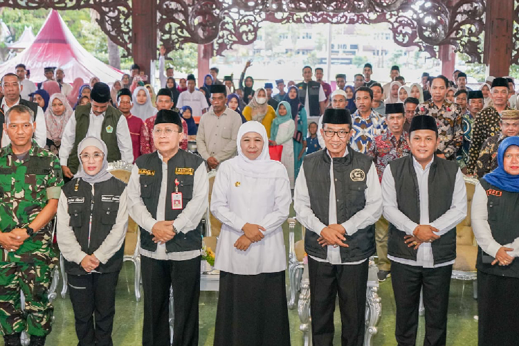 Gubernur-Khofifah-saat-menyerahkan-bantuan-kepada-masyarakat-di-Pamekasan-B.jpg