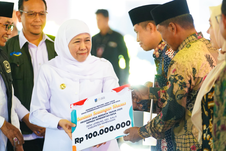 Perkuat Perlindungan Sosial, Gubernur Khofifah Salurkan Rp6,37 Miliar diPamekasan
