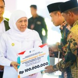 Perkuat Perlindungan Sosial, Gubernur Khofifah Salurkan Rp6,37 Miliar diPamekasan