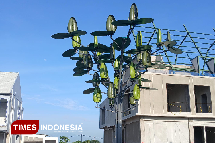 Hybrid Wind Tree di Exit Tol Kraksaan Probolinggo. (Foto: Theofany Aulia/TI)