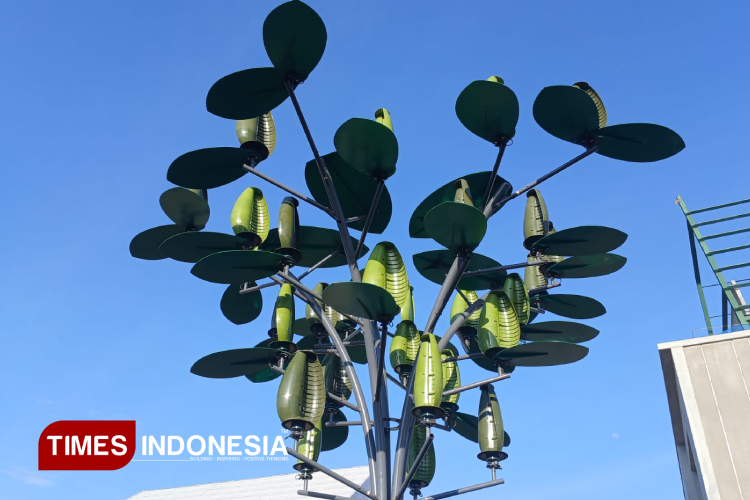 Hybrid Wind Tree yang terpasang di pintu Exit Tol Kraksaan Probolinggo. (Foto: Theofany/TIMES Indonesia)