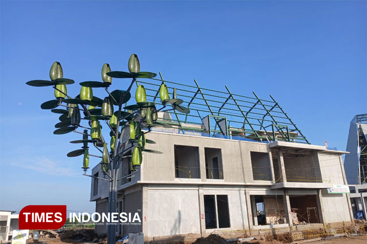 Hybrid Wind Tree di pintu exit tol Kraksaan Probolinggo menjadi energi terbarukan tenaga angin dan matahari pertama di Indonesia. (Foto: Theofany/TIMES Indonesia)