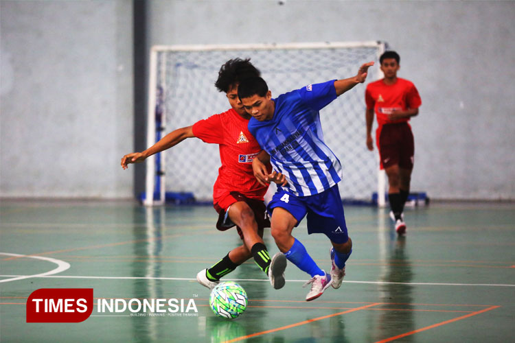 SMA Muhammadiyah 1 Kepanjen tekuk SMA Al Hikmah dengan skor akhir 5-1 dalam babak penyisihan Turnamen Futsal 1 Dekade TIMES Indonesia di Sport Center Unisma, Minggu, (15/6/2025). (FOTO: Tria Adha/TIMES Indonesia)