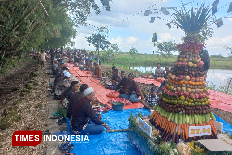 Warga Gresik Berebut Gunungan Berisi Hasil Bumi, Wujud Syukur atas Panen Melimpah