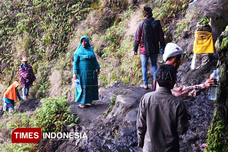 Tak Hanya Larung Sesaji ke Kawah Bromo, Kasada Punya Tahapan Unik Lain, Apa Saja?