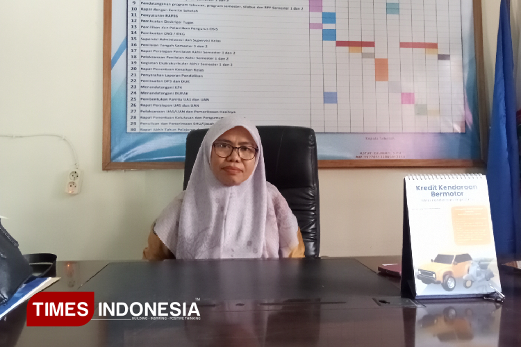 Kepala sekolah SMP Negeri 6 Kota Ternate, Astuti Djumati saat diwawancarai di ruang kerjanya soal optimisme di perhelatan final di Gelora Kie Raha (GKR) Malut United. (Foto: Haerun Hamid/TIMES Indonesia)