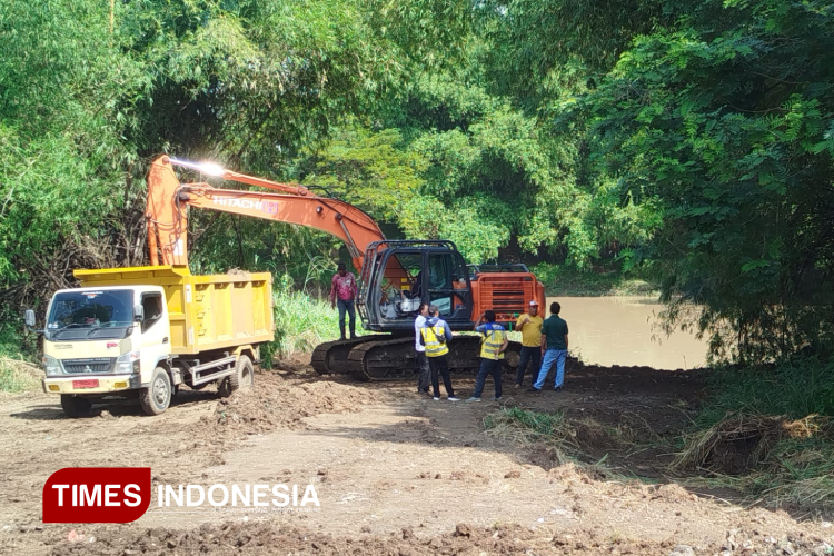 Belum Kantongi Izin, BBWS Bengawan Solo Stop Pengerukan Tanah di Bantaran Kali Madiun