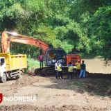 Belum Kantongi Izin, BBWS Bengawan Solo Stop Pengerukan Tanah di Bantaran Kali Madiun