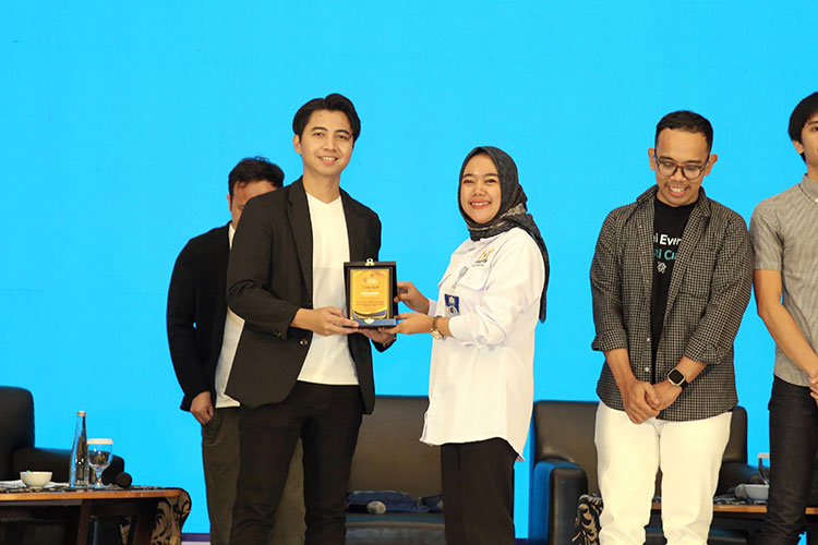 Gilang Gumilar saat menerima penghargaan (Foto: Istimewa)