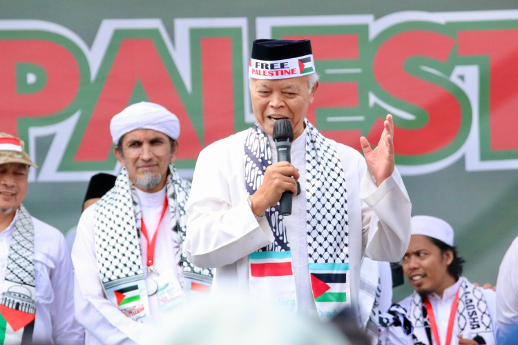 Wakil Ketua MPR RI Hidayat Nur Wahid saat berorasi di depan massa Aksi Bela Palestina di Taman Sehati, Stadion Wibawa Mukti, Bekasi, Minggu (15/6/2025).