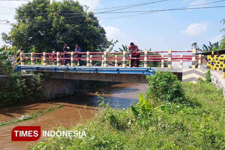 Lokasi kejadian korban jatuh di Sungai Lingkungan Sutri, Kelurahan Sobo, Banyuwangi. (FOTO: Anggara Cahya/TIMES Indonesia)