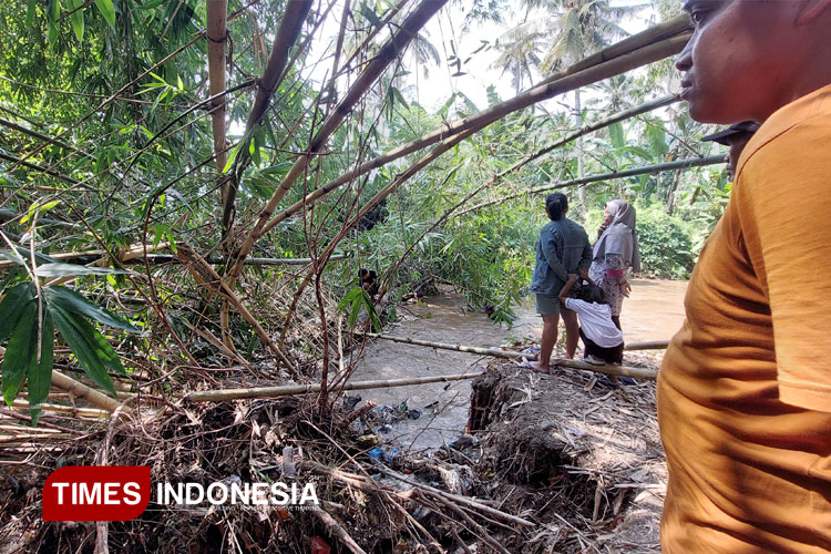Masyarakat-membantu-melakukan-pencarian-korban.jpg