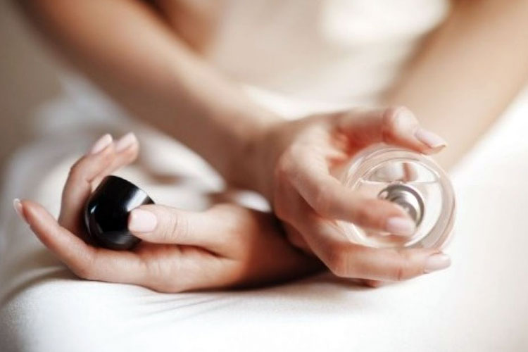 Menyemprot Parfume (Foto : Ilustrasi Freepik)