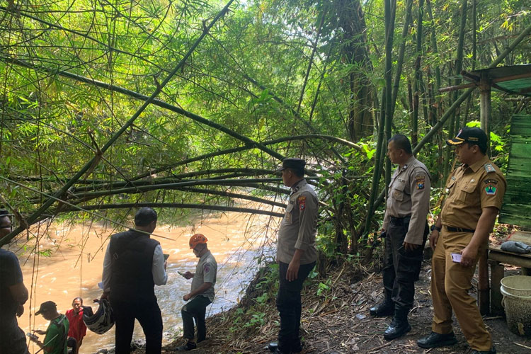 Pencarian anak 10 tahun diduga hanyut di sungai. (Foto: Dok. Polsek Kedungkandang)