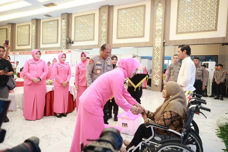 Polda Jatim Bagikan Kursi Roda dan Tongkat untuk Penyandang Disabilitas