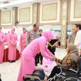 Polda Jatim Bagikan Kursi Roda dan Tongkat untuk Penyandang Disabilitas