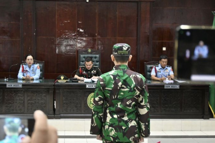 Terdakwa Kelasi Satu Jumran berdiri mendengarkan pembacaan vonis hukuman pidana penjara seumur hidup terkait kasus pembunuhan jurnalis Juwita di Pengadilan Militer I-06 Banjarmasin, Kota Banjarbaru, Kalimantan Selatan. (foto: Antara)