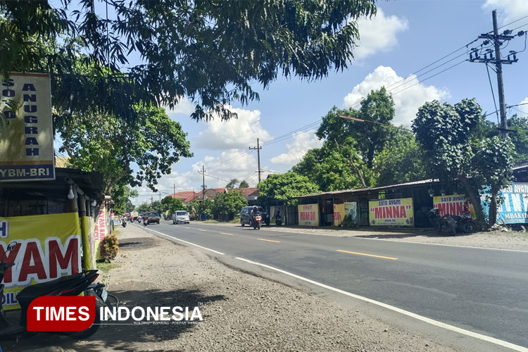 Deretan penjual Soto Branggahan di sepanjang jalan Kediri - Tulungagung. (Foto: Arli Ochaputri Hartono/TIMES Indonesia)