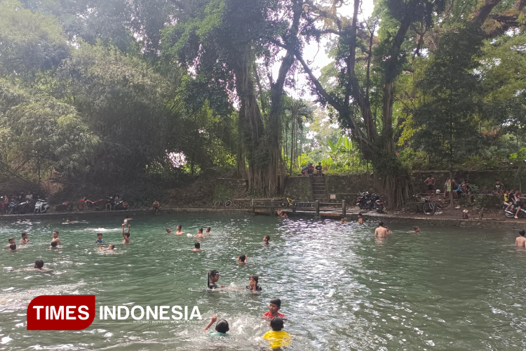 Segarnya air pemandian di Sumber Ngadiloyo Kecamatan Ngadiluwih yang masih terjaga keasrian dan kebersihannya. (Foto: Arli Ochaputri Hartono/TIMES Indonesia)