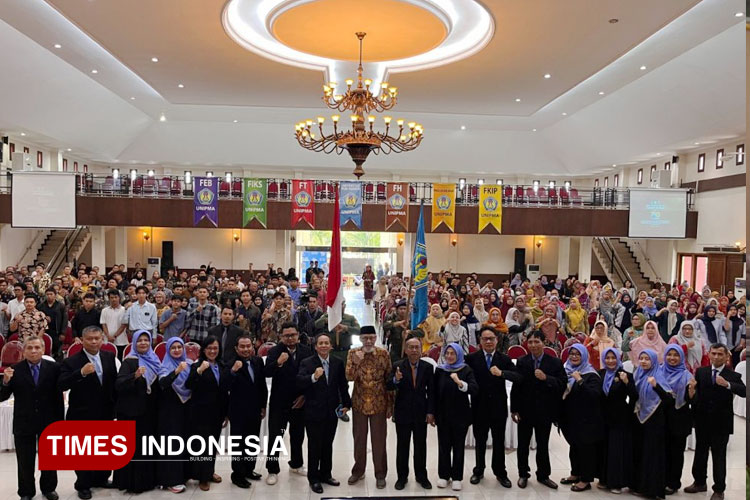 Universitas-PGRI-Madiun-bersama-seluruh-audiens-orasi-ilmiah.jpg