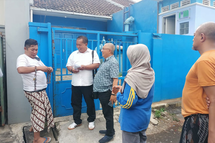 Direksi Perumda Tirta Kanjuruhan di depan kantor UPT Ngijo usai disegel dan dilakukan kesepakatan denga n warga RT 03 RW 10 Ngijo, Karangploso, Kabupaten Malang. (Foto: Tirta Kanjuruhan)