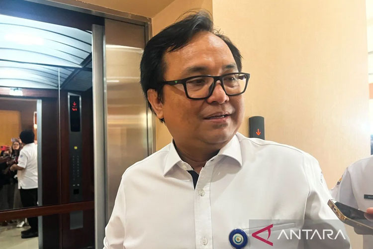 Staf Ahli Menteri Kelautan dan Perikanan Bidang Ekonomi, Sosial, dan Budaya Trian Yunanda saat menjawab pertanyaan awak media di Jakarta, Senin (16/6/2025). (FOTO: ANTARA/Harianto)