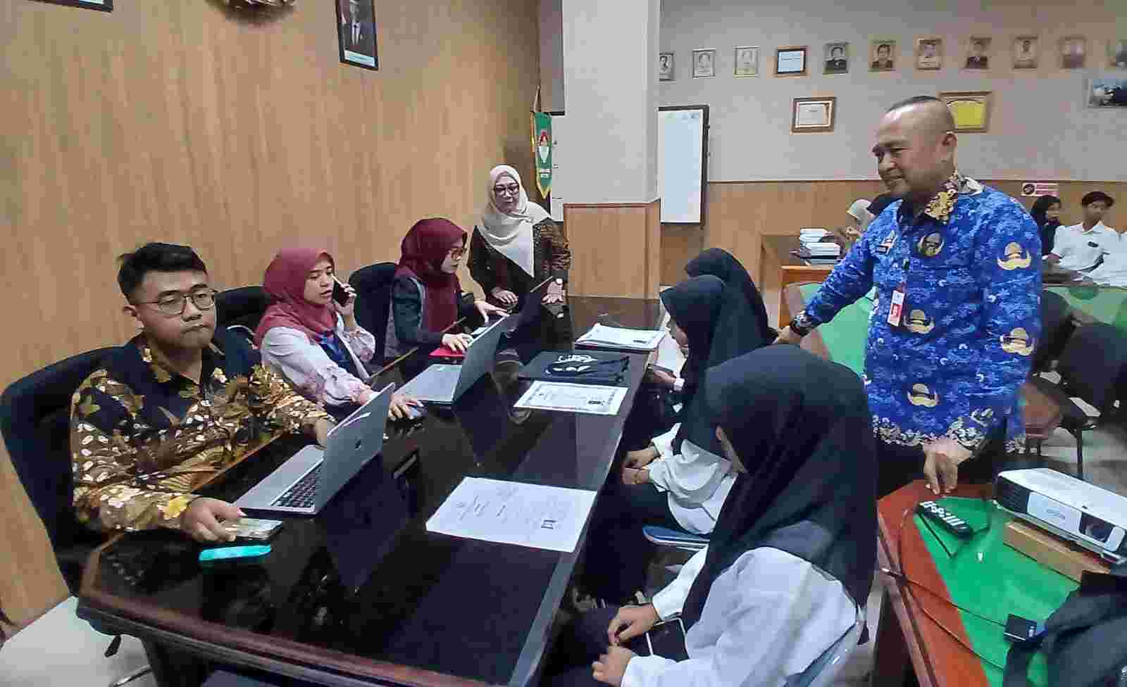 Kabalitbangda Probolinggo memantau langsung pendaftaran langsung puluhan siswa. (Foto: Jalil/TIMES INDONESIA)