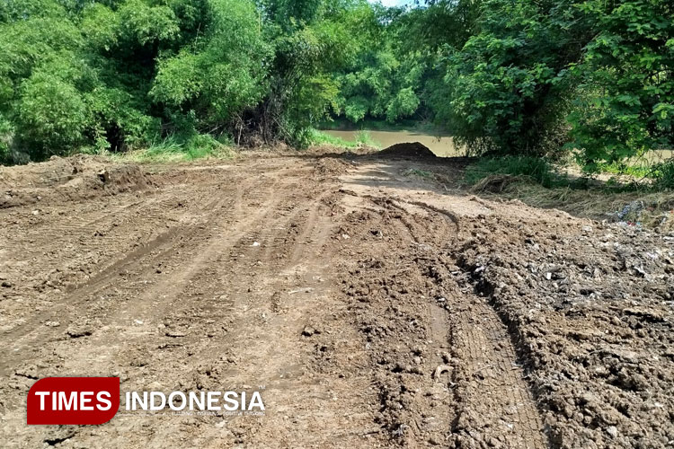 Berhenti Total, Pengerukan Tanah di Bantaran Kali Madiun Dinilai Melanggar Hukum