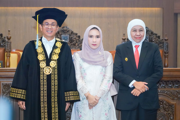 Pelantikan Rektor UNAIR 2025-2030, Gubernur Khofifah Optimis Jadi Kampus Berdampak Global