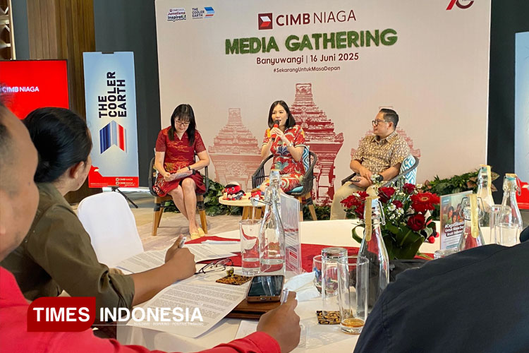 Head of Region Jawa Timur CIMB Niaga, Rhena Octaria, saat memaparkan komitmen CIMB Niaga dalam pertumbuhan ekonomi lokal di Banyuwangi. (FOTO: Fazar Dimas/TIMES Indonesia)