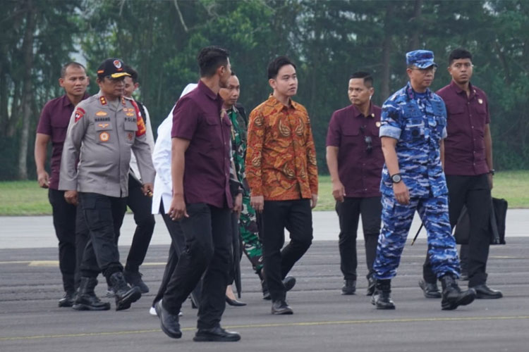 Danlanud Abdulrachman Saleh, Marsma TNI Reza R.R. Sastranegara, saat berjalan mendampingi Wapres RI Gibran Rakabuming Raka, di Apron Lanud Abd Saleh, Selasa 17/6/2025.(Foto: Dinas Penerangan Lanud Abd Saleh for TIMES Indonesia)
