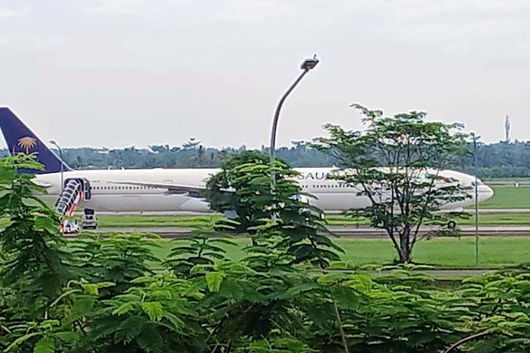 Maskapai Pesawat udara Saudi Arabian Airlines dengan nomor penerbangan SVA-5276 mendarat darurat di Bandara Internasional Kualanamu, Deli Serdang, Selasa (17/6/2025) siang. (Foto: RRI/Joko)
