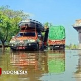 ‎Jalan Raya Porong Terendam Banjir, Polisi Tutup Akses Jalan, Minta Pengendara Tidak Menerobos Banjir