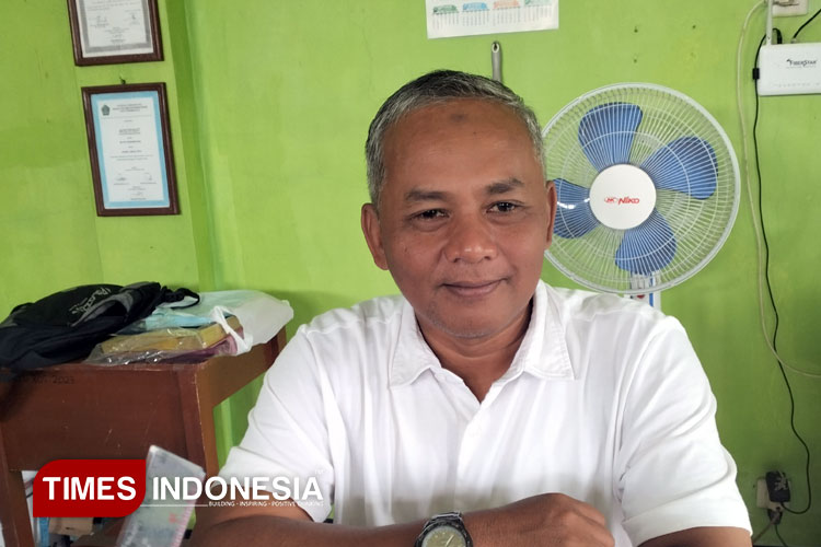 Nanang Abdul Ropik Kepala Madrasah Ibtidaiyah l Gunungyuda, Cigantang, Mangkubumi, Kota Tasikmalaya memberikan keterangan kepada TIMES Indonesia diruang kerjanya. Selasa (17/6/2025). (FOTO: Harniwan Obech/TIMES Indonesia)