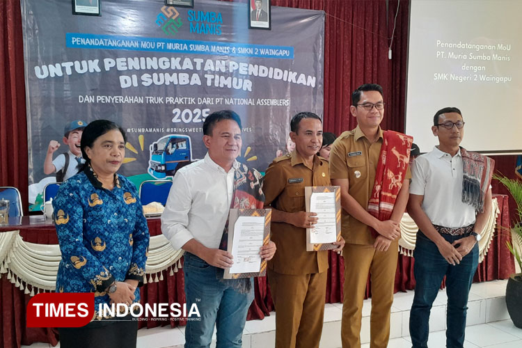 Penandatanganan MoU batuan satu unit truk praktik kepada SMKN 2 Waingapu bersama Wabup Sumba Timur. (FOTO: Habibudin/TIMES Indonesia)