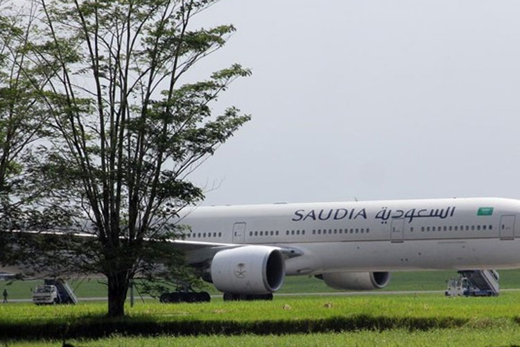 Maskapai Pesawat udara Saudi Arabian Airlines dengan nomor penerbangan SVA-5276 mendarat darurat di Bandara Internasional Kualanamu, Deli Serdang, Selasa (17/6/2025) siang. (FOTO: Antara/Yudi Manar)