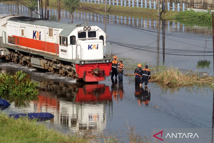 Jalur Rel Porong Aman Dilintasi Meski Terendam Banjir, Kereta Terlambat Sampai 6 Jam