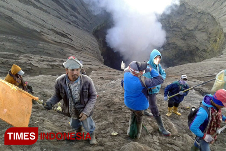 Mereka yang Mengais Rezeki di Bibir Kawah Gunung Bromo Saat Yadnya Kasada