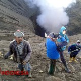 Mereka yang Mengais Rezeki di Bibir Kawah Gunung Bromo Saat Yadnya Kasada