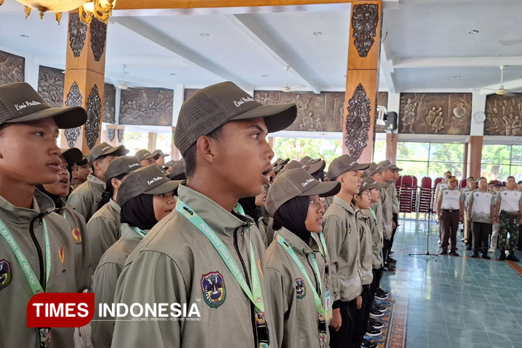 mengikuti-pelepasan-di-Pendapa-Pacitan.jpg