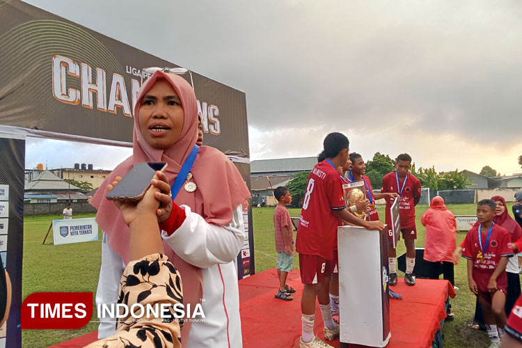 Kepala sekolah SMP Negeri 6, Astuti Djumati. menyampaikan rasa syukur Timnya meraih juara di piala liga pelajar Askot PSSI Kota Ternate. (FOTO: TIMES Indonesia/Haerun Hamid)