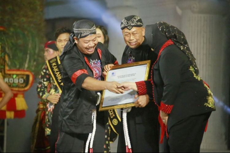 Bupati Sugiri Sancoko didampingi Wakil Bupati Lisdyarita menerima sertifikat dari UNESCO terkait Reog Ponorogo sebagai warisan budaya dunia takbenda (Foto:Prokopim Ponorogo)