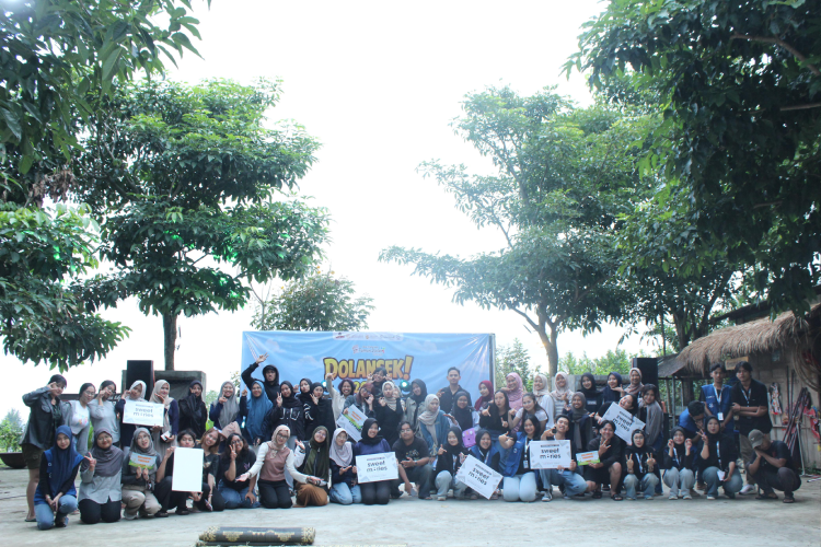 Foto bersama panitia dan peserta di penghujung acara DOLANSEK 2025 di Taman Dolan Batu